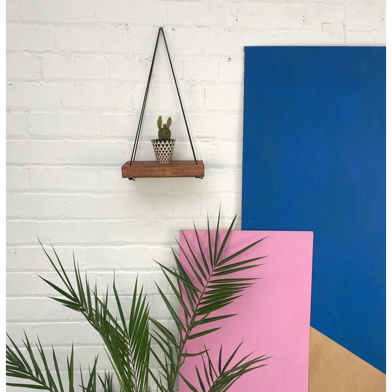 Prateleira com objetos decorativos
