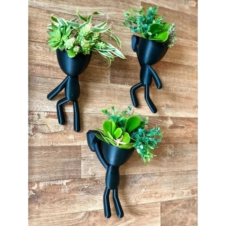 Um Mini Vasinho Alpinista Robert Bob com planta artificial INCLUSA