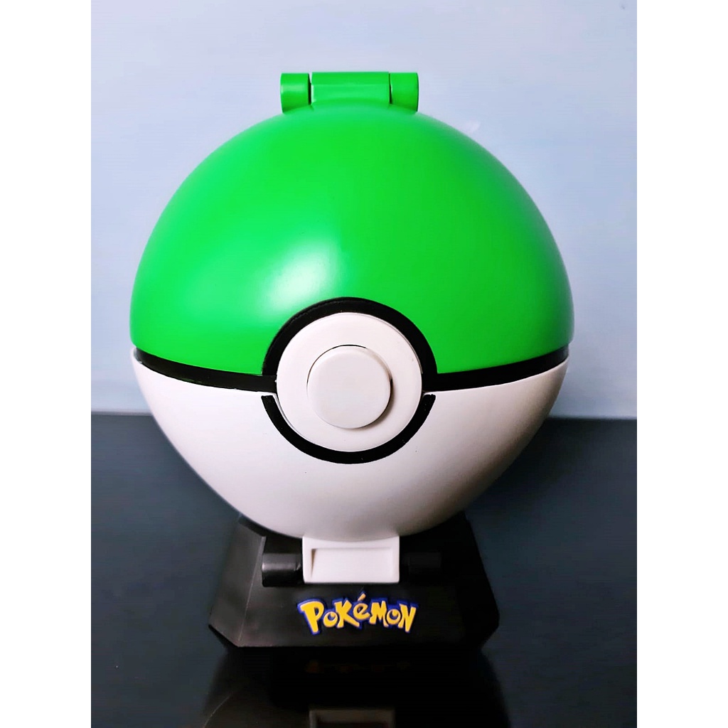 Fundo Pokemon Ball Brinquedo Pokeball Sentado Na Grama Verde Exuberante  Inspirado No Jogo Pokemon Go Foto E Imagem Para Download Gratuito - Pngtree