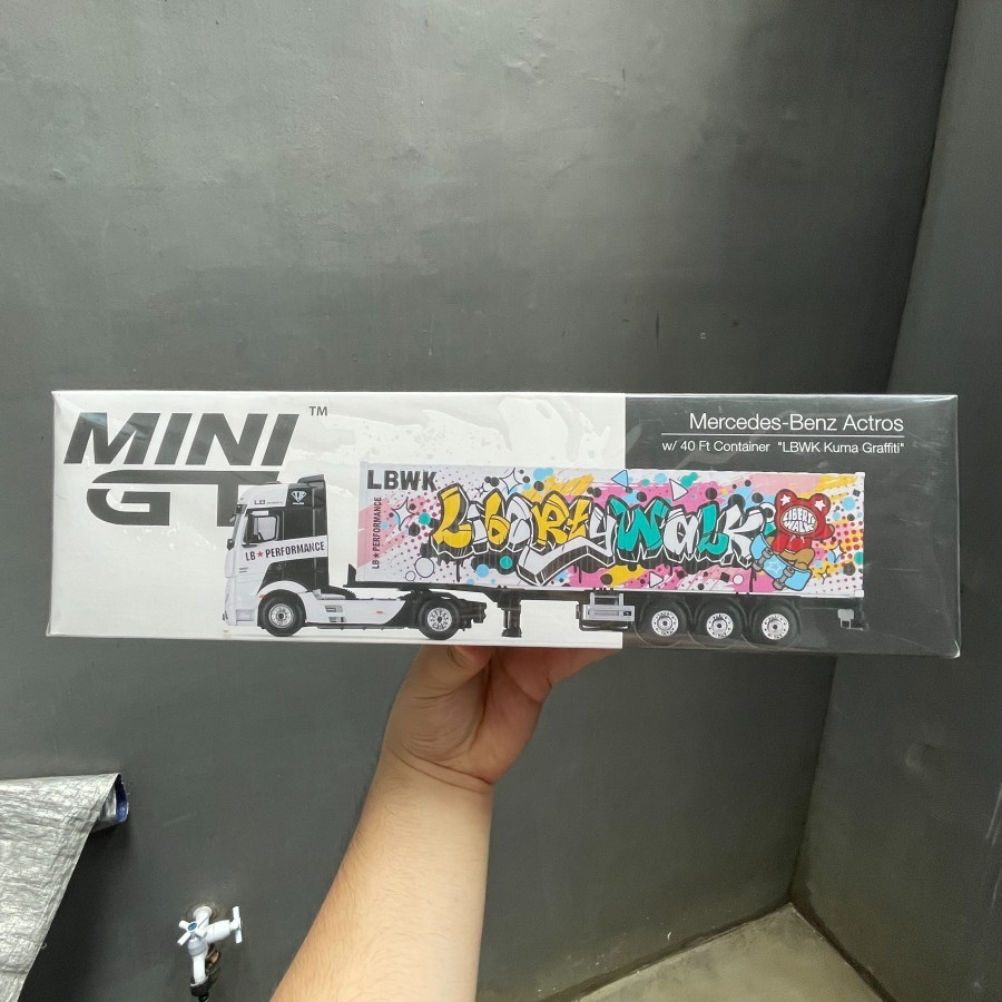 Mini GT MiniGT Mercedes Benz Actros Com LBWK Kuma Graffiti 40ft