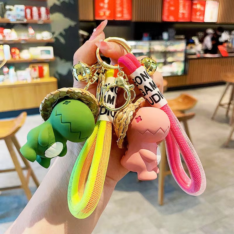 Desenho Animado Chapéu De Palha Boneca Dinossauro Porta-Chaves De Corda Trançado Mochila De Resina Requintada Pingente Festa De Brinquedos Infantis