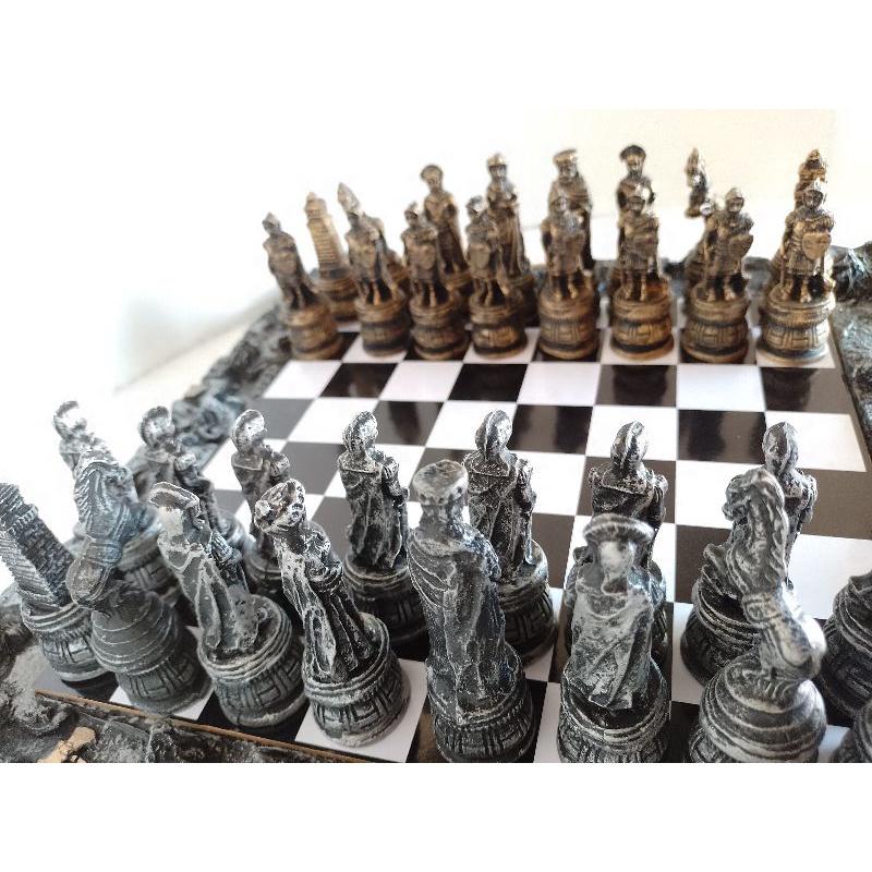 Jogo de xadrez com peças em estilo medieval. Completo c
