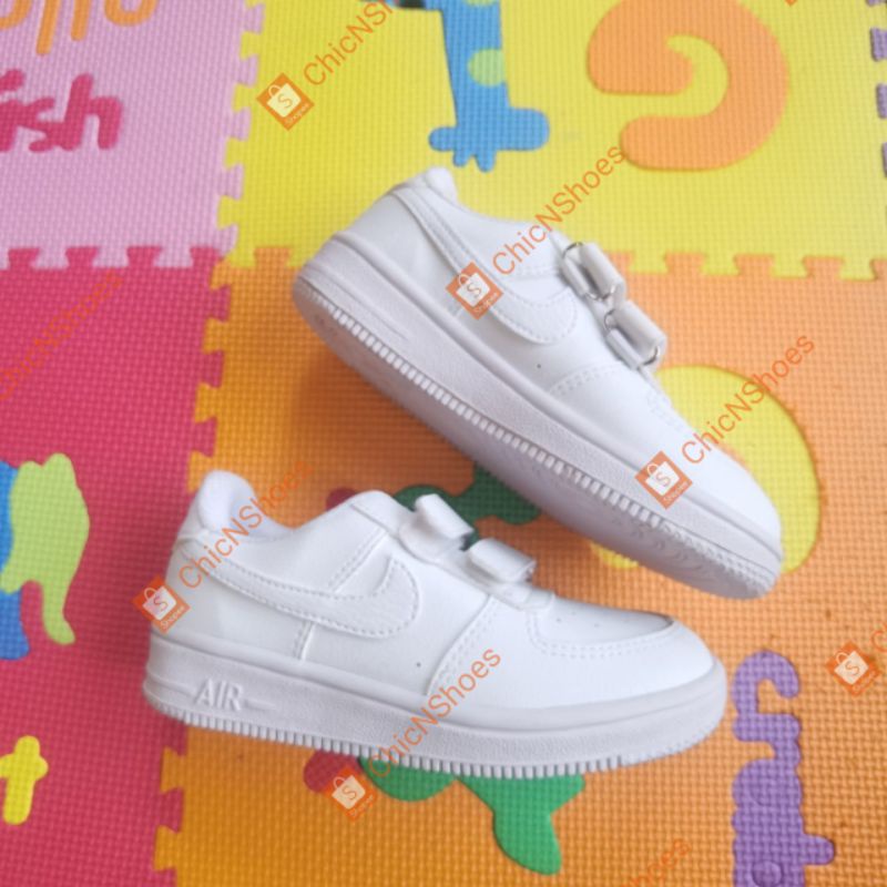 Nike childrens best sale shoes velcro