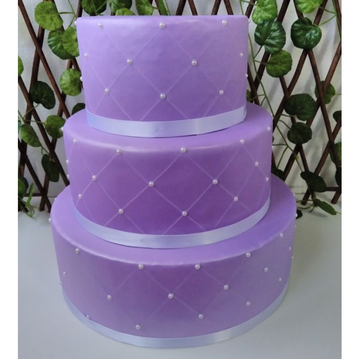 Bolo de aniversário roxo com flores creme e adesivo decorativo em