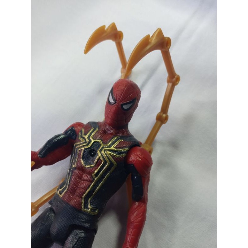 Boneco Homem Aranha Com Garras16cm Novo Uniforme Do Aranha De Ferro ...