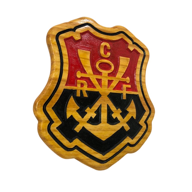 Escudo do Flamengo entalhado na madeira.