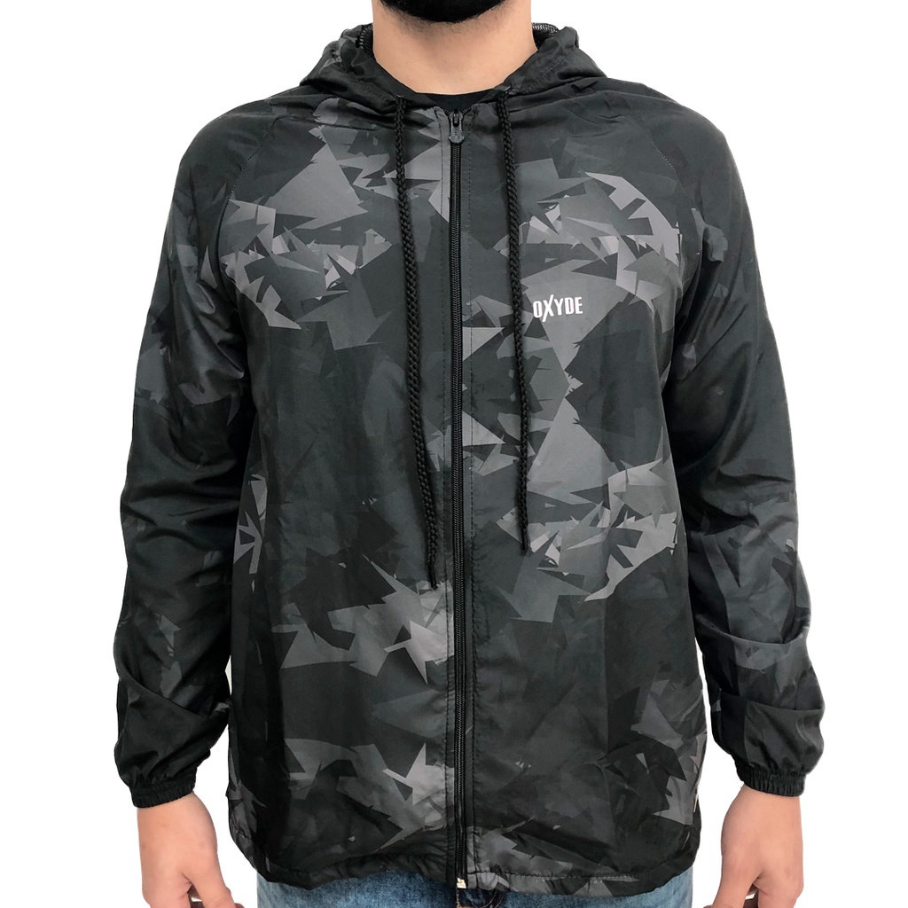 Corta vento preto e clearance camuflado