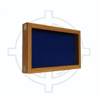 Moldura Porta Medalha cor cerejeira com fundo Azul Marinho