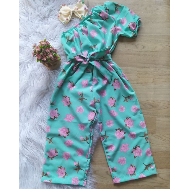 Roupas store infantil arrumada