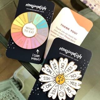 12 Estilos Roleta Giratória Pins Divertidos Emaranhado Evângulo Personalidade Esmalte Broche De
