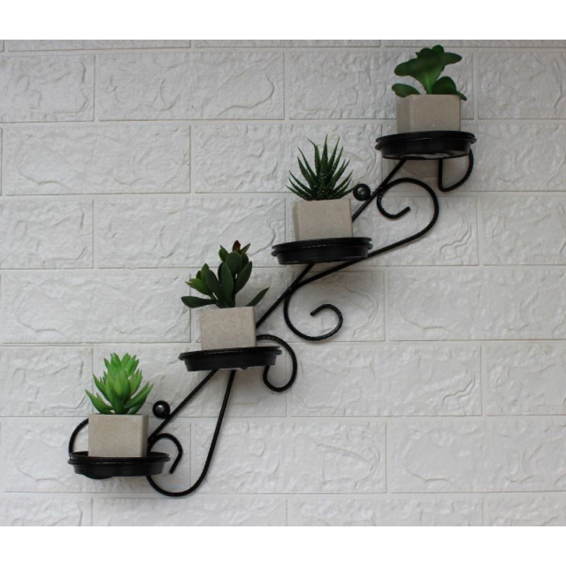 Suporte de parede para plantas de quatro vasinhos.
