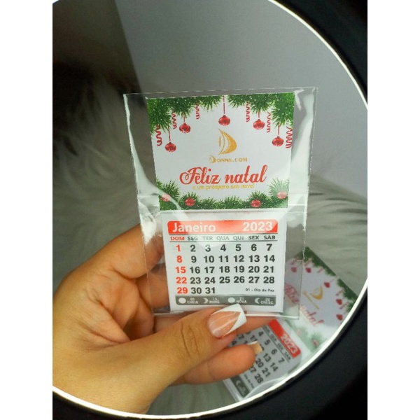 Calendários personalizados dobráveis de 2023 com botões de parede em pé  triangular em cartão Com fio o emperrando - China Calendário de desktop,  Calendário diário