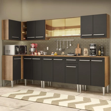 Cozinha completa Madesa Emilly instalada com armários pretos, detalhes amadeirados e utensílios sobre a bancada