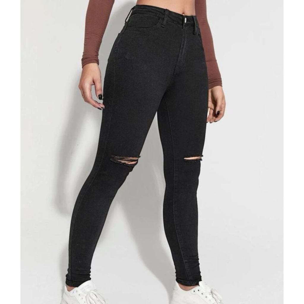 Calça Jeans Feminina Skinny na cor preta Rasgada no Joelho Com