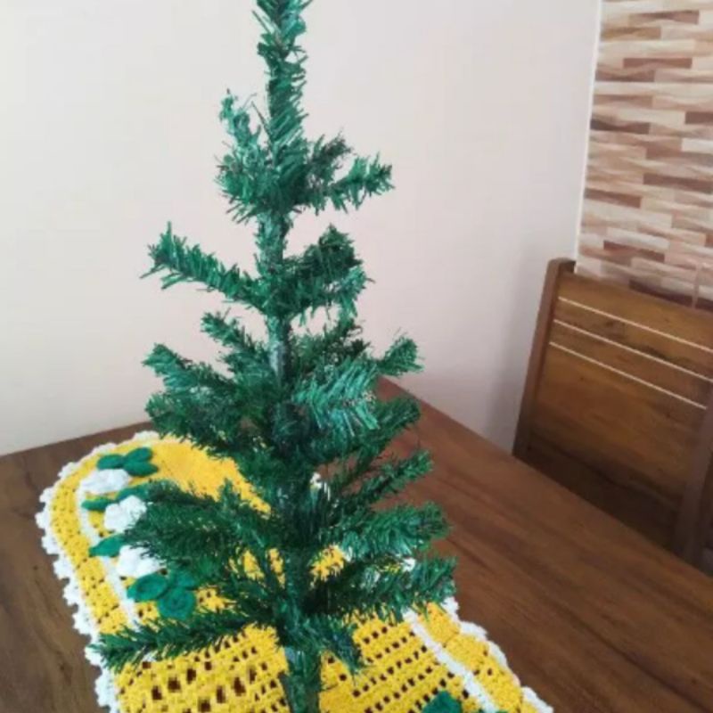 Árvore de Natal Pequena Verde com Base de Plástico 60cm - 60 Hastes - D&A -  CCS Decorações