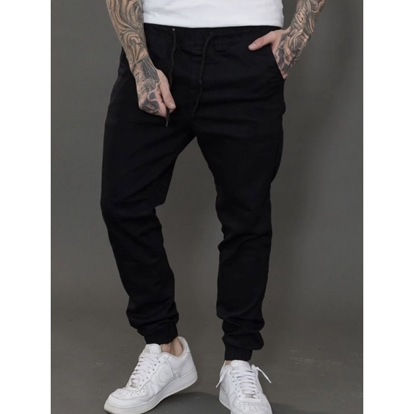 Calça jogger com store tênis