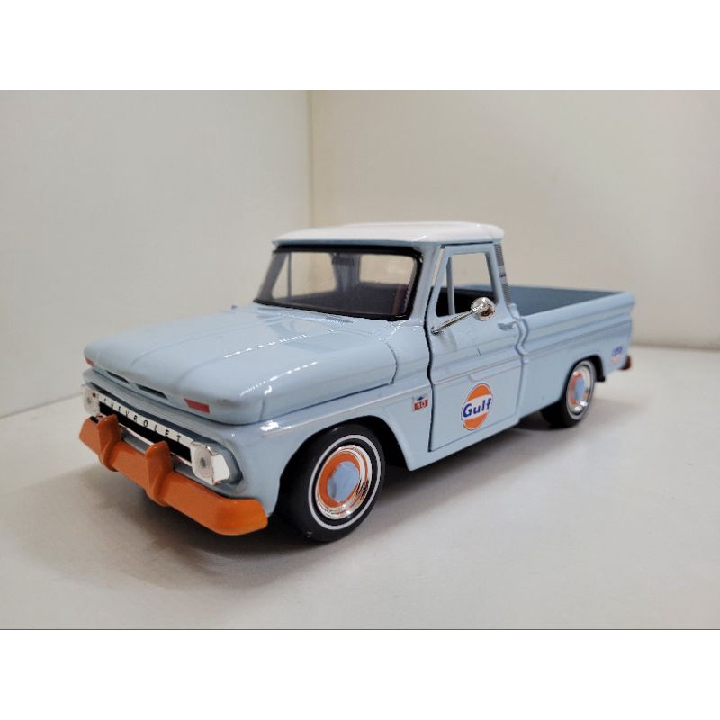 Miniatura Chevrolet C10 1966 Gulf escala 1:24 Motormax