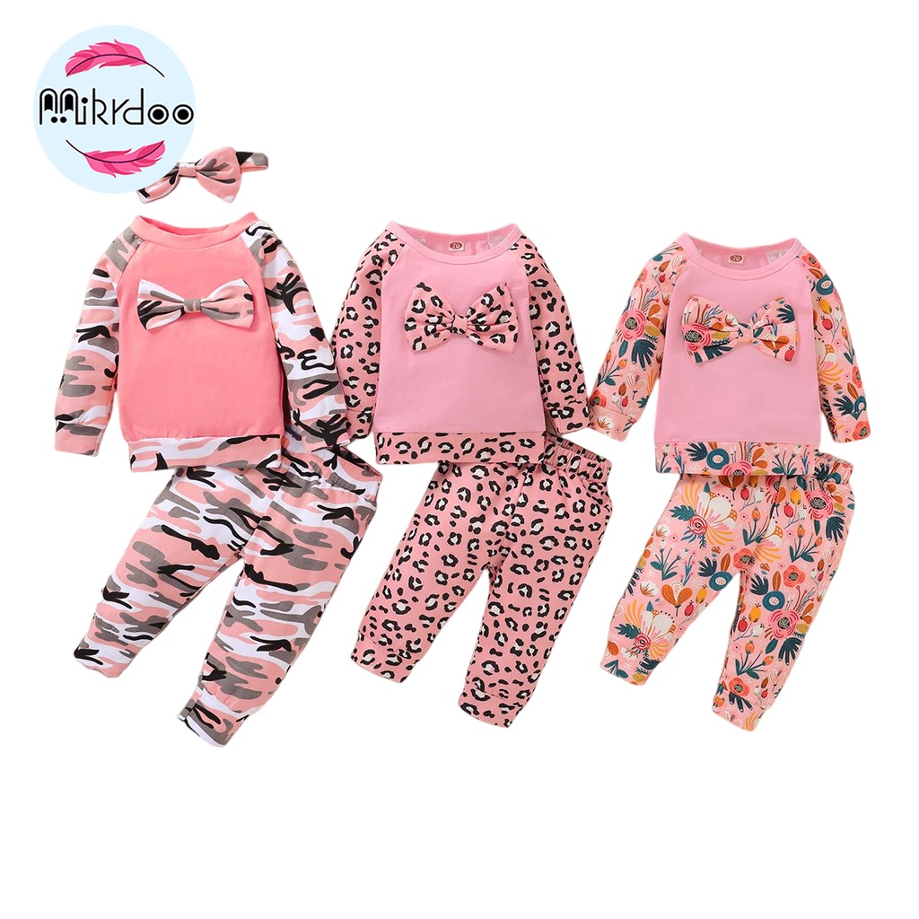 conjunto de roupas de menina desenhada à mão nas cores rosa pêssego e azuis  bebê. roupas de menina kawaii fofa. vetor eps 10 3573708 Vetor no Vecteezy
