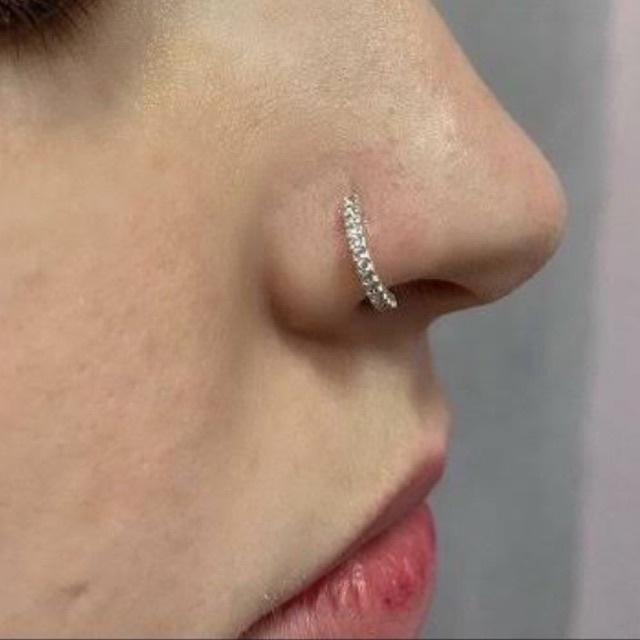Piercing argola fininha de nariz cravejada em zircônias brilhantes Prata  925Bub Gli Piercings & Trend´s