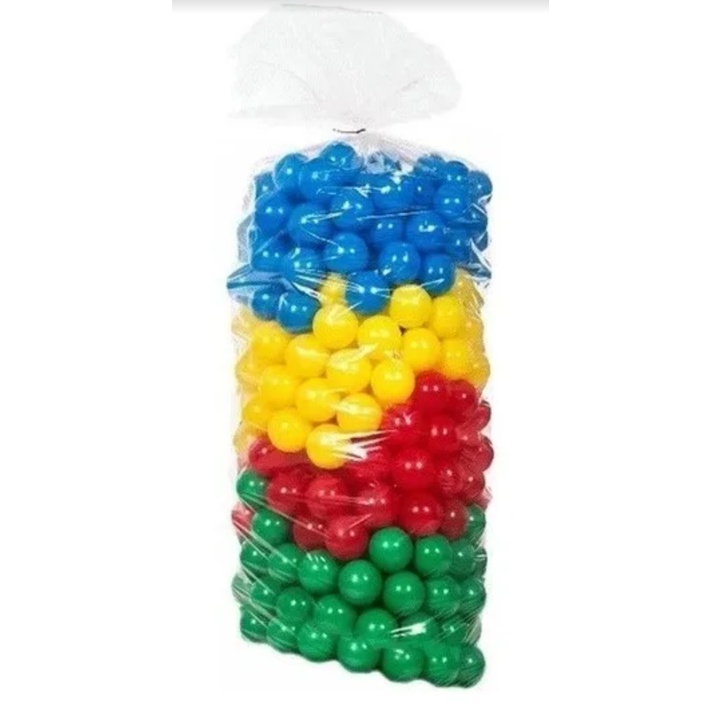 Bolas de plástico coloridas na grande piscina seca no centro de