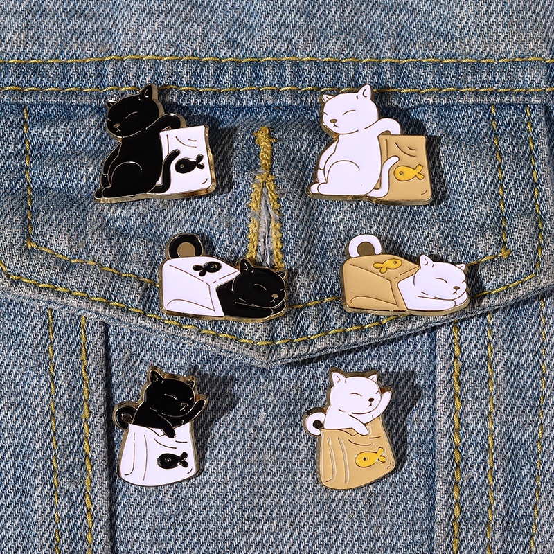 Gatos Brancos Biack Bonitos Enamei Alfinetes Esmalte Saco De Peixe Seco Brochura Cartoon Animais Crachás Lapela Denim Alfinete Jóias Presente Para Crianças Melhores Amigos