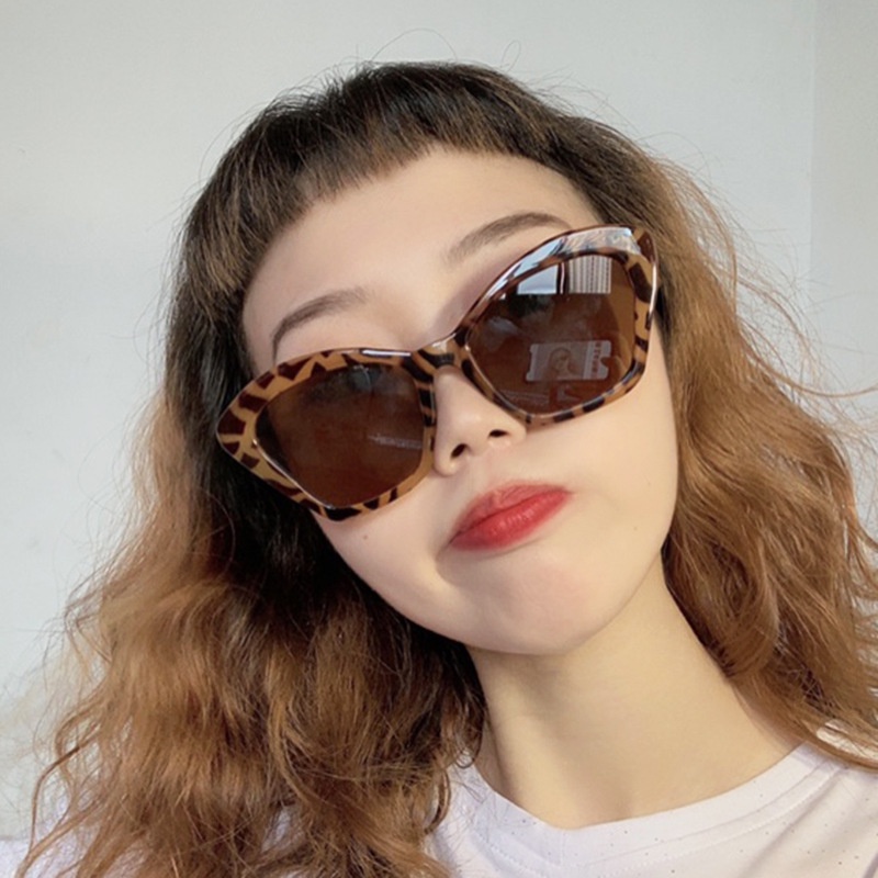 Óculos De Sol Ovais Da Moda Cor Chá A Última Tendência Para O Exterior Fotos De Rua Guarda -