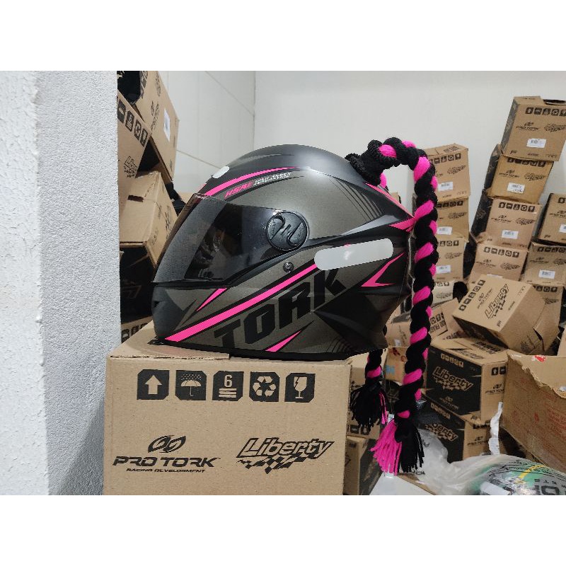 capacete personalizado r8 rosa víseira fumê escura mais par Trança 60 cm rosa pink preto féminino