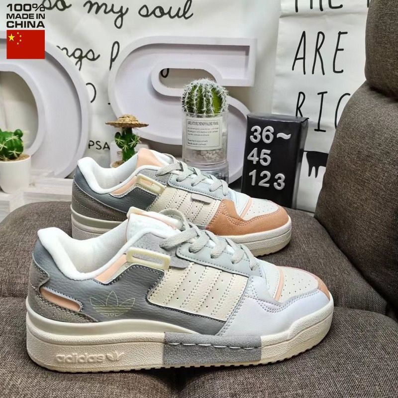 chuteira futsal masculino Três Folhas De Grama Sapatos Para Homens E Mulheres Album Novo Velcro Baixo Top Esportivos Moda Casal Pequenos Brancos