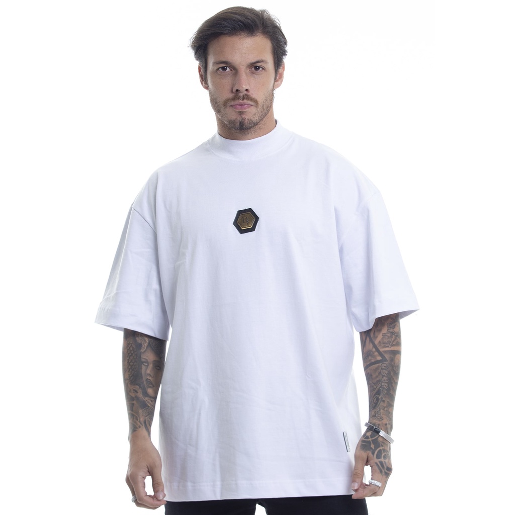 Camiseta Rich Young Oversized Gola Alta Medalhão Branca