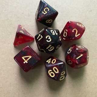 Dados para jogos de tabuleiro, dnd e rpg espalhados na superfície clara .  fotos, imagens de © YuliiaHurzhos #332103894