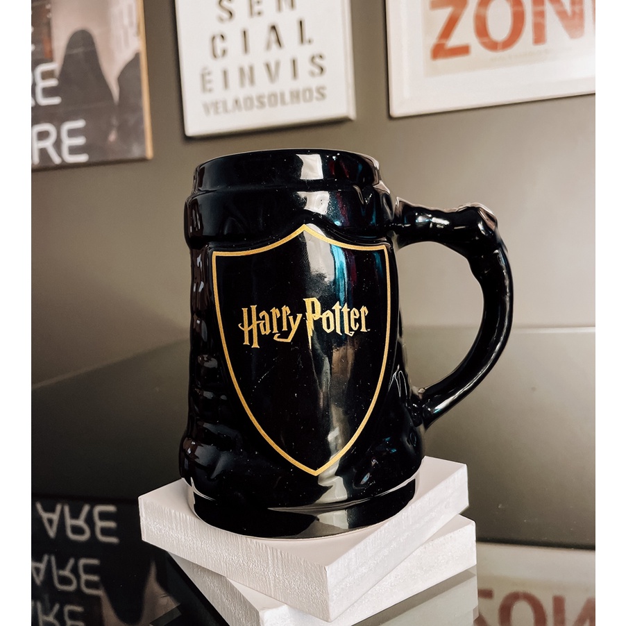 Caneca Harry Potter Coat Of Arms Lufa-Lufa A caneca perfeita para os fãs de Harry Potter