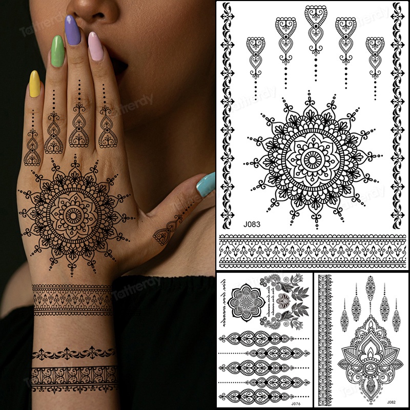 Artista aplicando tatuagem de henna mehndi na mão feminina