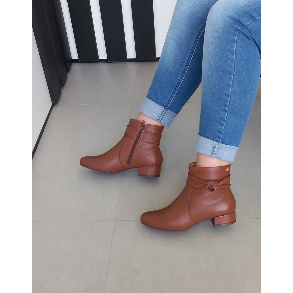 Bota Feminina Botinha em Couro Legítimo Marrom Cano Curto Salto