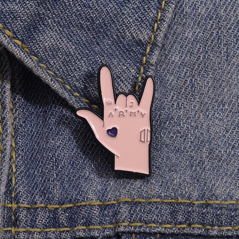 Desenho Animado Gesto Do Dedo Amor Esmalte Broche De Metal Lapela Mochila Camiseta Fãs Decoração Presente Amigo Acessórios