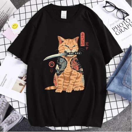Camiseta Básica Algodão Unissex Gatinho Katana na Boca Estilo Japonês Oferta