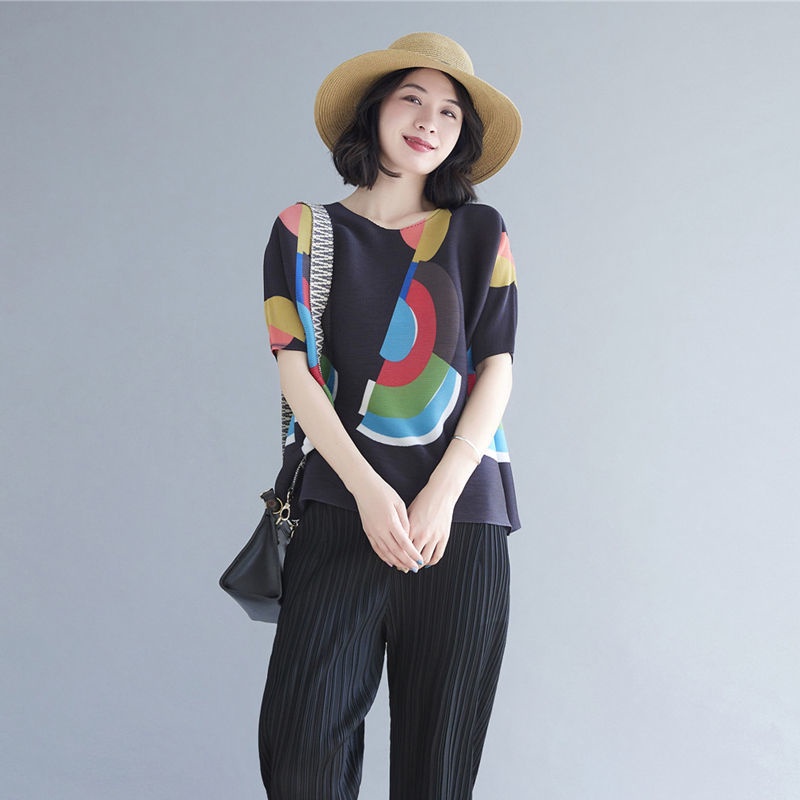 Roupas de alta qualidade Issey Miyake Issey Miyake Issey Miyake Wrinkle de alta qualidade Protetor solar preto Sense T-Shirt Summer 2023 High-End Fashion Half-Sleeve Print