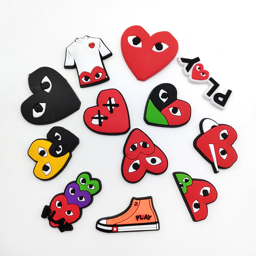 Nova Colecao CDG jibbitz Crocs Button Decoration Fashion PLAY Slipper Acessorios De Moda Gift Charmosas Flores De Sapatos