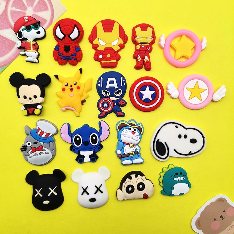 Fofo Doraemon Jibits Para Croc Pin Snoopy Dog Jibitz Charm Stitch Anime Shoe Charmes Daisy Flower Croc Jibbits Kids Shoes Acessórios Decoração