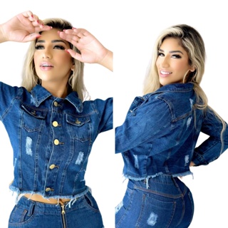 Jovem mulher elegante em uma jaqueta preta longa na moda em jeans