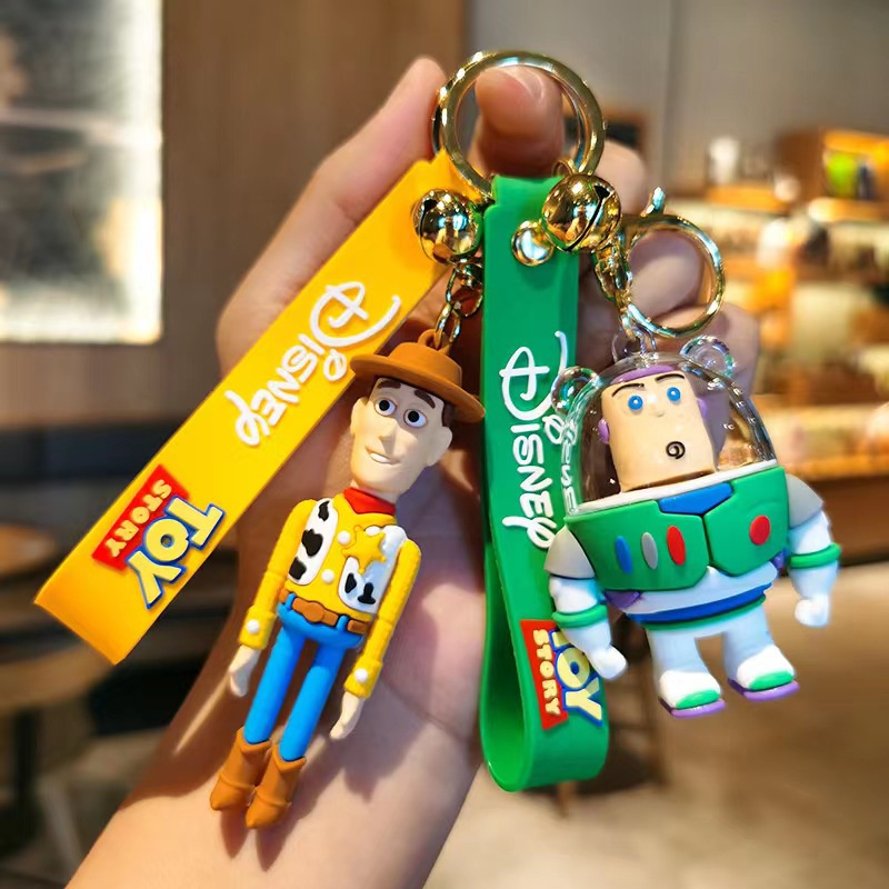 New Disney Cartoon Toy Story Boneca Chaveiro Buzz Luz Morango Urso Mochila Pingente Presente Crianças
