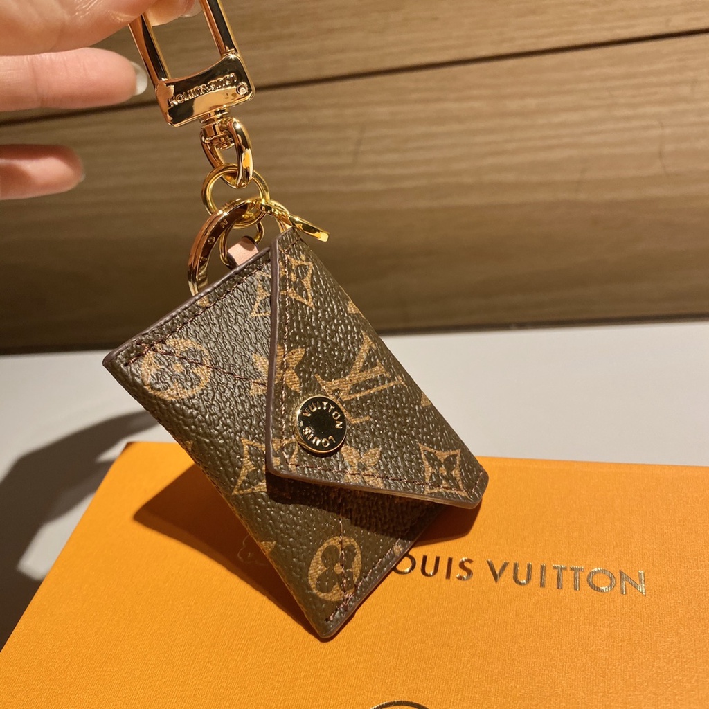 Chaveiro e Bag Charm Louis Vuitton Kirigami Pouch Monogram Canvas