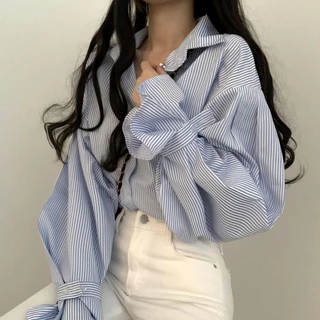 O estilo da nova versão coreana da primavera de 2023 tem um senso de design solto e versátil de nichos de lanterna com mangas listradas, blusa feminina