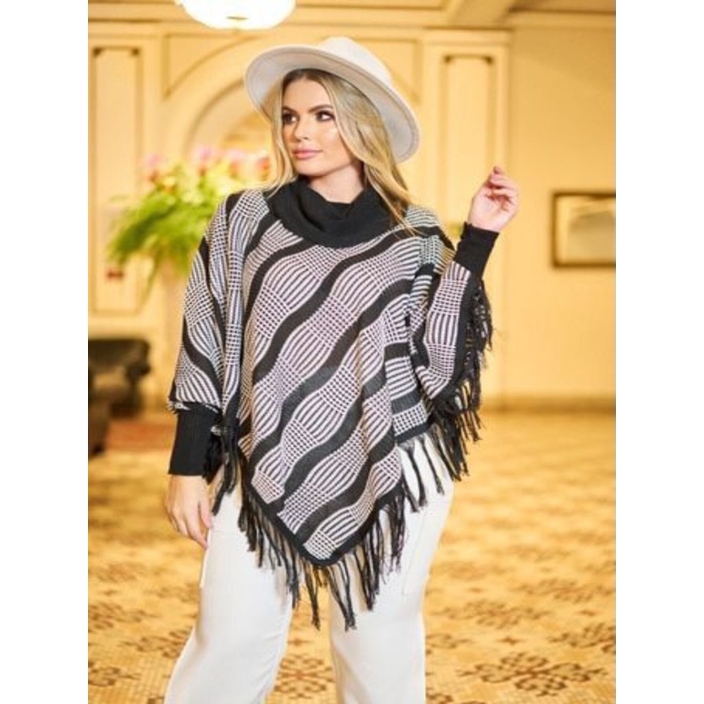 Poncho em Malha com Gola Alta