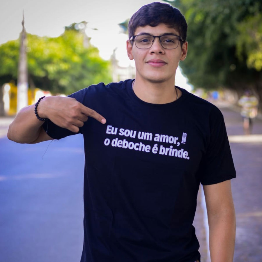 Camiseta com frase engraçada mestrado em deboche - Poetic.