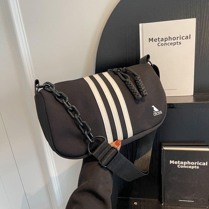 Bolsa Crossbody Feminina Fashion Forward Com Design De Listras Contemporâneas
