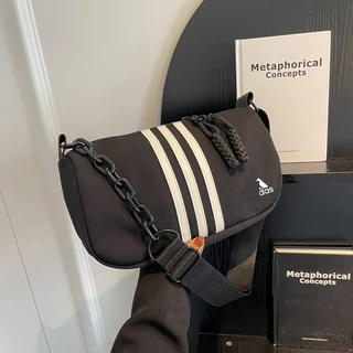 Bolsa Crossbody Feminina Fashion Forward Com Design De Listras Contemporâneas