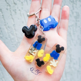 Chaveiro letra M Mickey azul + pingentes shortinho e Mickey M - Miguel - resina
