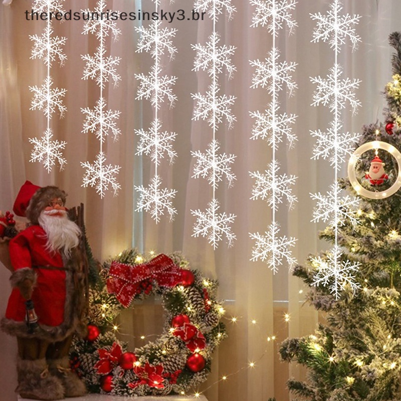 Árvore De Natal Decorada Com Os Grandes Flocos De Neve De Madeira Perto Da  Cama Imagem de Stock - Imagem de tricô, necessidades: 106515825