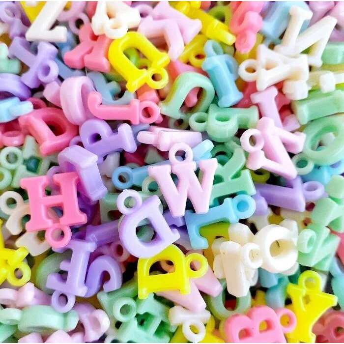 400 PINGENTE NO FORMATO DE LETRAS COLORIDO 14x9mm PARA COLORES INFANTIL 100g