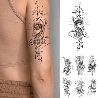Desenho realista de tatuagem de retrato de raposa em fundo branco